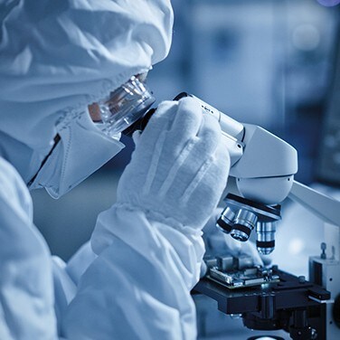 Wissenschaftliches Schauen durch ein Mikroskop Wissenschaftliches Schauen durch ein Mikroskop